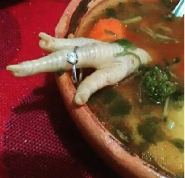 Hehehe!! Ladies, What Would You Do If He Proposes Like This ? (Photo)
